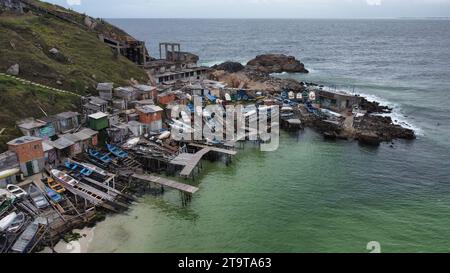 Angelhafen und Kai in Arraial do Cabo. Bau von Lagerräumen und Gerüsten für Boote und Angelausrüstung auf der Klippe Stockfoto