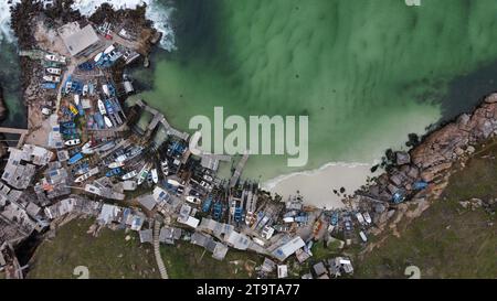 Angelhafen und Kai in Arraial do Cabo. Bau von Lagerräumen und Gerüsten für Boote und Angelausrüstung auf der Klippe Stockfoto