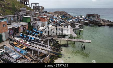 Angelhafen und Kai in Arraial do Cabo. Bau von Lagerräumen und Gerüsten für Boote und Angelausrüstung auf der Klippe Stockfoto