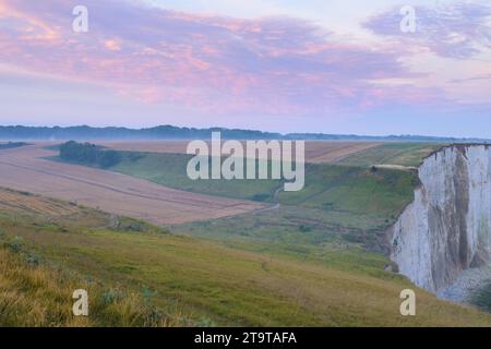 Küste und hohe Klippen nahe Ault bei Sonnenaufgang im Sommer, farbenfroher Himmel, Nordfrankreich Stockfoto