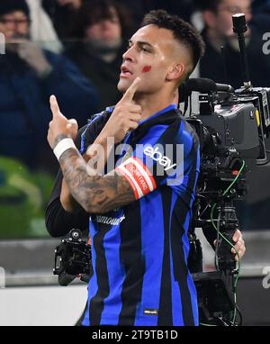 Turin, Italien. November 2023. Lautaro Martinez feiert sein Tor während des Fußballspiels der Serie A zwischen dem FC Juventus und dem FC Inter am 26. November 2023 in Turin. Quelle: Federico Tardito/Xinhua/Alamy Live News Stockfoto