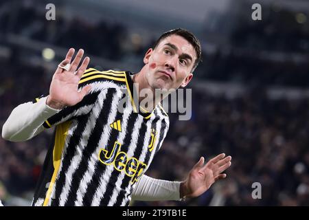 Turin, Italien. November 2023. Dusan Vlahovic feiert sein Tor während des Fußballspiels der Serie A zwischen dem FC Juventus und dem FC Inter am 26. November 2023 in Turin. Quelle: Federico Tardito/Xinhua/Alamy Live News Stockfoto