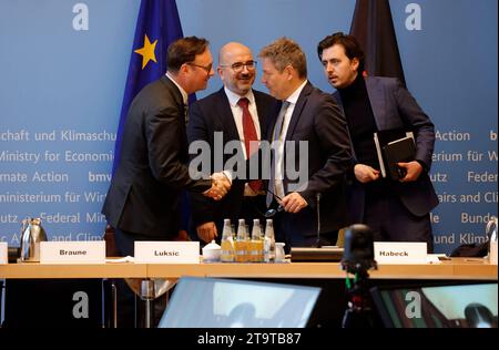 Dr. Robert Habeck, Vizekanzler und Bundesminister für Wirtschaft und Klimaschutz, Deutschland, Berlin, Auftaktbilder BM Habeck beim Europäischen Gipfel für bidirektionales Laden *** Dr. Robert Habeck, Vizekanzler und Bundesminister für Wirtschaft und Klimaschutz, Deutschland, Berlin, Auftaktbilder BM Habeck beim Europäischen Gipfel für bidirektionales Charging Credit: Imago/Alamy Live News Stockfoto