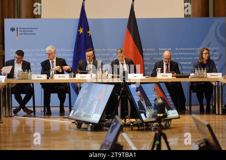 Dr. Robert Habeck, Vizekanzler und Bundesminister für Wirtschaft und Klimaschutz, Deutschland, Berlin, Auftaktbilder BM Habeck beim Europäischen Gipfel für bidirektionales Laden *** Dr. Robert Habeck, Vizekanzler und Bundesminister für Wirtschaft und Klimaschutz, Deutschland, Berlin, Auftaktbilder BM Habeck beim Europäischen Gipfel für bidirektionales Charging Credit: Imago/Alamy Live News Stockfoto