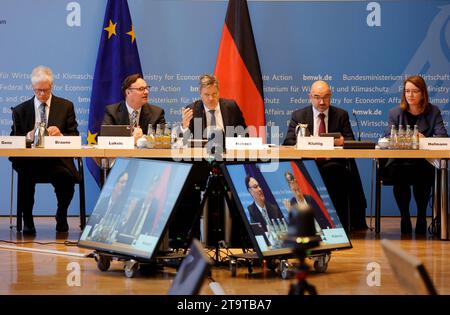 Dr. Robert Habeck, Vizekanzler und Bundesminister für Wirtschaft und Klimaschutz, Deutschland, Berlin, Auftaktbilder BM Habeck beim Europäischen Gipfel für bidirektionales Laden *** Dr. Robert Habeck, Vizekanzler und Bundesminister für Wirtschaft und Klimaschutz, Deutschland, Berlin, Auftaktbilder BM Habeck beim Europäischen Gipfel für bidirektionales Charging Credit: Imago/Alamy Live News Stockfoto