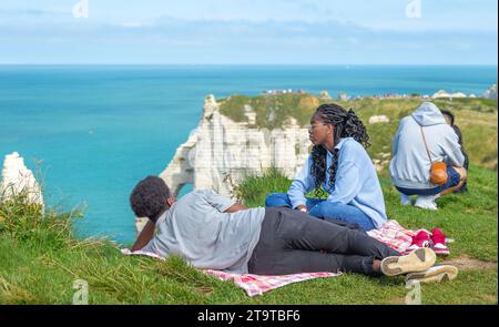 Etretat, Frankreich–September 2,2023: Zwei Mädchen genießen Sonnenschein auf der Klippe von La Falaise d’Amont Stockfoto