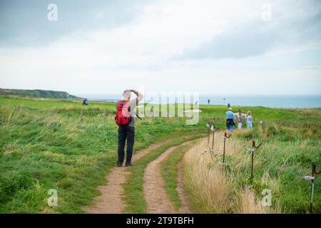 Etretat, Frankreich–September 2,2023: Ein Mann, der auf dem Weg von La Falaise d’Amont fotografiert Stockfoto