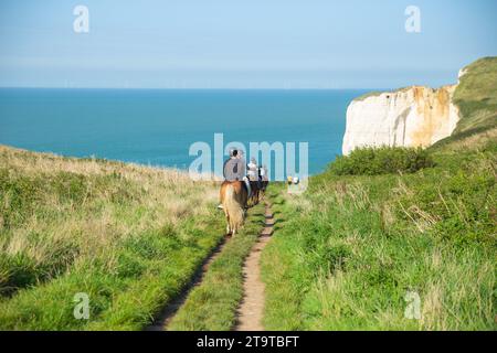 Etretat, Frankreich–September 2,2023: Touristen reiten auf dem Weg von La Falaise d’Amont Stockfoto