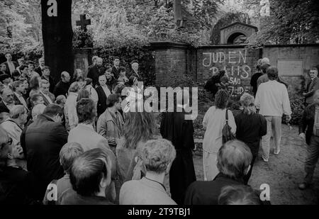 Schändung Brecht Grab DDR, Berlin, 12.05.1990, Demo/ Kundgebung gegen Schändung des Brecht Grabes, Juden raus, Saujud, Dorotheenstädtischer Friedhof, Â *** Schändung des Brechts Grabes DDR, Berlin, 12 05 1990, Demonstration gegen Schändung des Brechts Grabes, Juden raus, Saujud, Dorotheenstädtischer Friedhof, Â Stockfoto