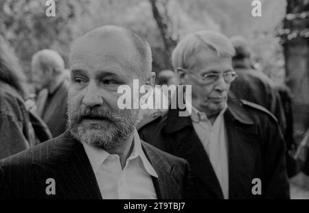 Schändung Brecht Grab DDR, Berlin, 12.05.1990, Demo/ Kundgebung gegen Schändung des Brecht Grabes, Dorotheenstädtischer Friedhof, Eckerhardt Schall Schauspieler am Berliner Ensemble, hinter ihm Stefan Hermlin, Â *** Schändung des Brechts Grabes DDR, Berlin, 12 05 1990, Demonstration gegen Schändung des Brechts Grabes, Dorotheenstädtischer Friedhof, Eckerhardt Schall Schauspieler am Berliner Ensemble , hinter ihm Stefan Hermlin , Â Stockfoto