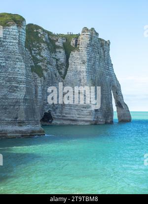 Elefant wie weiße Meeresklippe mit saphirblauem Meer im Hintergrund in Etretat, Falaise d'Aval Stockfoto