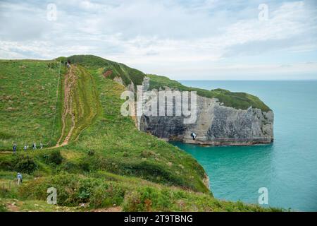 Panoramablick auf den Seeweg in Etretat, Frankreich Stockfoto