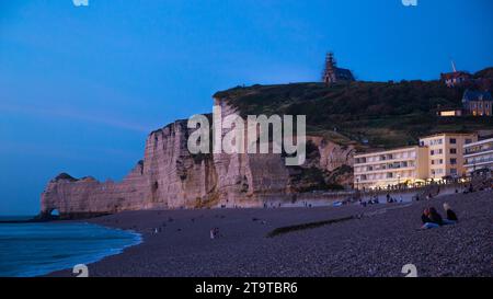 Panoramablick auf die Klippe mit der Stadt bei Nacht in Etretat Stockfoto