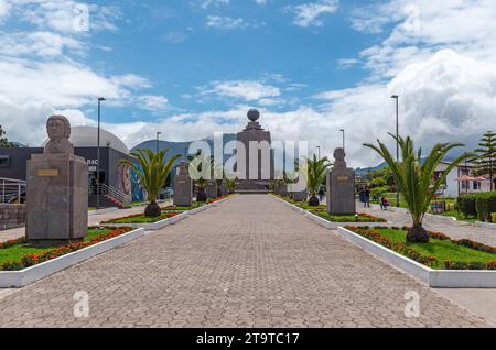 Stadt in der Mitte der Welt (Ciudad Mitad del Mundo) mit Äquatorlinie Monument, Quito, Ecuador. Stockfoto