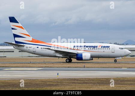 Die tschechische Fluggesellschaft Smartwings Boeing 737-700 fährt zum Start ab Prag Stockfoto