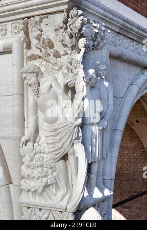 Der betrunkene Noah wird von zwei seiner Söhne bedeckt - Palazzo Ducale (Dogenpalast, Markusplatz) - Venedig Stockfoto