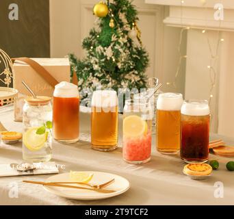 Bilder von Bierbechern, Bierhänden und Bierbechern, aufgenommen im Studio, hochauflösende Fotos Stockfoto