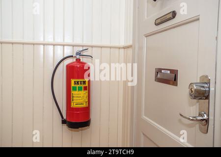 Feuerlöscher im Treppenhaus eines Wohngebäudes Stockfoto
