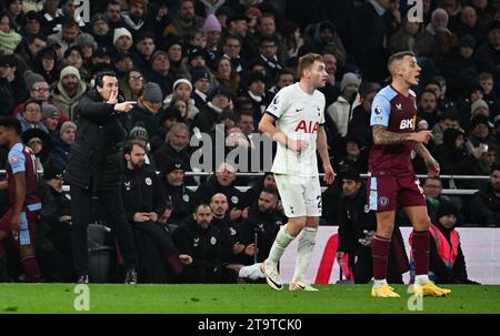 London, Großbritannien. November 2023. Aston Villa Manager Unai Emery (l) während des Spiels Premier League, Tottenham Hotspur gegen Aston Villa im Tottenham Hotspur Stadium in London am Sonntag, den 26. November 2023. Dieses Bild darf nur für redaktionelle Zwecke verwendet werden. Foto nur für redaktionelle Verwendung von Sandra Mailer/Andrew Orchard Sportfotografie/Alamy Live News Credit: Andrew Orchard Sportfotografie/Alamy Live News Stockfoto