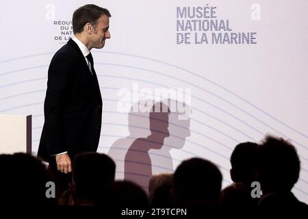 Paris, Frankreich. November 2023. Präsident Emmanuel Macron besuchte am 27. November 2023 das nationale Maritime Museum, am Tag seiner Wiedereröffnung nach sechs Jahren Renovierung, in Paris. Phot Boy Stéphane Lemouton/Pool/ABACAPRESS.COM Credit: Abaca Press/Alamy Live News Stockfoto