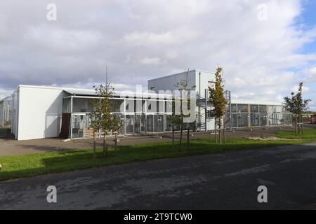 © PHOTOPQR/LE PARISIEN/Emma Oliveras ; Chartres ; 06/11/2023 ; Le batiment de Quarantaine vu de l'extérieur. Chartres, 6. November 2023. Le Refuge Zoo La Tanière. Nombre d'animaux issus du trafic saisis en à-de-France sont confiés Île ce Refuge animalier en partie ouvert au public. CES félins, tortues, perroquets cohabitent avec des rescapés de laboratoire et des retraités du cirque. Chartres, Frankreich, 6. november 2023. La Tanière Zoo Shelter. Viele in Île-de-France beschlagnahmte Tiere werden diesem Tierheim anvertraut, das teilweise für die Öffentlichkeit zugänglich ist. Diese Katzen, Schildkröten und Stockfoto