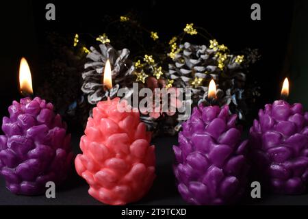 Vier Adventskerzen, Rosenkranz und Gebetsbücher. Adventskonzept. Stockfoto