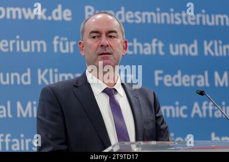 27. November 2023 - Deutschland, Berlin - Hubert Aiwanger Freie Wähler Bayern, Vorsitzender der Wirtschaftsministerkonferenz und Wirtschaftsminister des Freistaats Bayern, während der gemeinsamen Pressekonferenz zum Auftakt des Treffens der Wirtschafts- und Energieministerinnen und -Minister der Länder im Bundeswirtschaftsministerium. *** 2023 11 27 Deutschland, Berlin Hubert Aiwanger Freie Wähler Bayern, Vorsitzender der Wirtschaftsministerkonferenz und Wirtschaftsminister des Freistaats Bayern, während der gemeinsamen Pressekonferenz Stockfoto