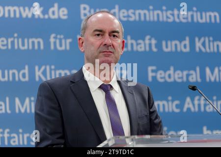 27. November 2023 - Deutschland, Berlin - Hubert Aiwanger Freie Wähler Bayern, Vorsitzender der Wirtschaftsministerkonferenz und Wirtschaftsminister des Freistaats Bayern, während der gemeinsamen Pressekonferenz zum Auftakt des Treffens der Wirtschafts- und Energieministerinnen und -Minister der Länder im Bundeswirtschaftsministerium. *** 2023 11 27 Deutschland, Berlin Hubert Aiwanger Freie Wähler Bayern, Vorsitzender der Wirtschaftsministerkonferenz und Wirtschaftsminister des Freistaats Bayern, während der gemeinsamen Pressekonferenz Stockfoto