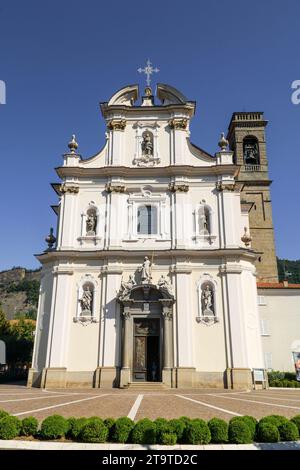 Kirche San Martino Sarnico, die ursprüngliche Kirche wurde im Mittelalter erbaut, wurde aber im 18. Jahrhundert abgerissen, um Platz für die heutige chur zu schaffen Stockfoto