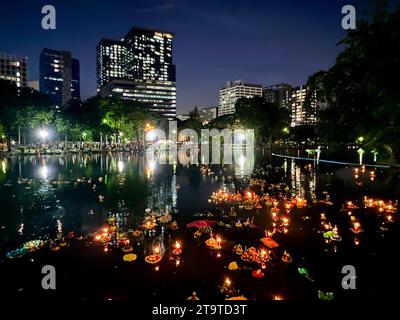 Bangkok, Thailand. November 2023. Krathongs schweben in einem See im Lumphini Park, einem der größten Parks Bangkoks. Die kleinen Flöße bestehen aus Bananenbäumen oder expandiertem Polystyrol und sind mit Blumen, Räucherstäbchen und Kerzen verziert. Thailand feiert immer das Loi Krathong Festival der Lichter am Tag des Vollmondes im zwölften Monat des traditionellen Kalenders. Die kleinen Flöße werden in Flüssen oder Seen ins Wasser gesenkt, um der hinduistischen Wassergöttin Mae Phra Khongkha zu huldigen. Vermerk: Carola Frentzen/dpa/Alamy Live News Stockfoto