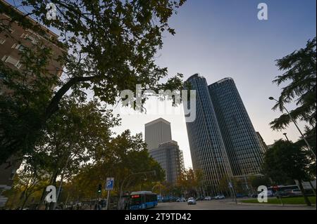 Madrid, Spanien, 18. November 2023, BBVA-Banklogo auf dem emblematischen Turm Castellana 81, früher bekannt als Torre del Banco Bilbao Stockfoto
