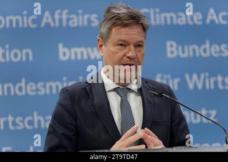 27. November 2023 - Deutschland, Berlin - Robert Habeck Bündnis 90/die Grünen, Bundesminister für Wirtschaft und Klimaschutz, während der Pressekonferenz zum Auftakt des Treffens der Wirtschafts- und Energieministerinnen und -Minister der Länder im Bundeswirtschaftsministerium. *** 2023 11 27 Deutschland, Berlin Robert Habeck Bündnis 90 die Grünen, Bundesminister für Wirtschaft und Klimaschutz, während der Pressekonferenz zu Beginn des Treffens der Wirtschafts- und Energieminister der länder im Bundesministerium für Wirtschaft und Energie Stockfoto