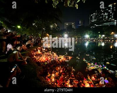 Bangkok, Thailand. November 2023. Krathongs schweben in einem See im Lumphini Park, einem der größten Parks Bangkoks. Die kleinen Flöße bestehen aus Bananenbäumen oder expandiertem Polystyrol und sind mit Blumen, Räucherstäbchen und Kerzen verziert. Thailand feiert immer das Loi Krathong Festival der Lichter am Tag des Vollmondes im zwölften Monat des traditionellen Kalenders. Die kleinen Flöße werden in Flüssen oder Seen ins Wasser gesenkt, um der hinduistischen Wassergöttin Mae Phra Khongkha zu huldigen. Vermerk: Carola Frentzen/dpa/Alamy Live News Stockfoto