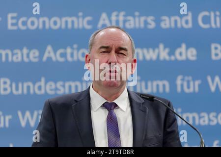 27. November 2023 - Deutschland, Berlin - Hubert Aiwanger Freie Wähler Bayern, Vorsitzender der Wirtschaftsministerkonferenz und Wirtschaftsminister des Freistaats Bayern, während der gemeinsamen Pressekonferenz zum Auftakt des Treffens der Wirtschafts- und Energieministerinnen und -Minister der Länder im Bundeswirtschaftsministerium. *** 2023 11 27 Deutschland, Berlin Hubert Aiwanger Freie Wähler Bayern, Vorsitzender der Wirtschaftsministerkonferenz und Wirtschaftsminister des Freistaats Bayern, während der gemeinsamen Pressekonferenz Stockfoto