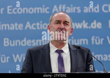 27. November 2023 - Deutschland, Berlin - Hubert Aiwanger Freie Wähler Bayern, Vorsitzender der Wirtschaftsministerkonferenz und Wirtschaftsminister des Freistaats Bayern, während der gemeinsamen Pressekonferenz zum Auftakt des Treffens der Wirtschafts- und Energieministerinnen und -Minister der Länder im Bundeswirtschaftsministerium. *** 2023 11 27 Deutschland, Berlin Hubert Aiwanger Freie Wähler Bayern, Vorsitzender der Wirtschaftsministerkonferenz und Wirtschaftsminister des Freistaats Bayern, während der gemeinsamen Pressekonferenz Stockfoto