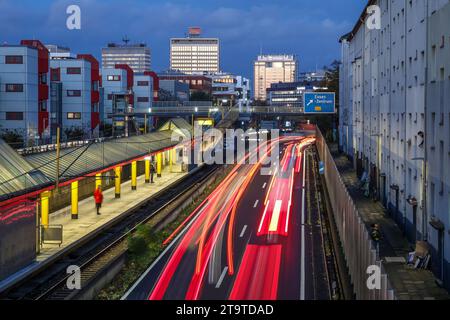 Essen, Nordrhein-Westfalen, Deutschland - Autobahn A40 im Stadtzentrum, Ausfahrt Essen Zentrum, in der Abenddämmerung. Leute, die am Savignystrass warten Stockfoto