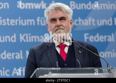 27. November 2023 - Deutschland, Berlin - Prof. Dr. Armin Willingmann SPD, Vorsitzender der Energieministerkonferenz und Energieminster im Bundesland Sachsen-Anhalt, während der gemeinsamen Pressekonferenz zum Auftakt des Treffens der Wirtschafts- und Energieministerinnen und -Minister der Länder im Bundeswirtschaftsministerium. *** Wirtschafts- und Energieminister der Bundesländer 2023 11 27 Deutschland, Berlin Prof Dr. Armin Willingmann SPD, Vorsitzender der Konferenz der Energieminister und Energieminister des Landes Sachsen-Anhalt, während Stockfoto