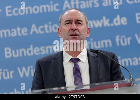 27. November 2023 - Deutschland, Berlin - Hubert Aiwanger Freie Wähler Bayern, Vorsitzender der Wirtschaftsministerkonferenz und Wirtschaftsminister des Freistaats Bayern, während der gemeinsamen Pressekonferenz zum Auftakt des Treffens der Wirtschafts- und Energieministerinnen und -Minister der Länder im Bundeswirtschaftsministerium. *** 2023 11 27 Deutschland, Berlin Hubert Aiwanger Freie Wähler Bayern, Vorsitzender der Wirtschaftsministerkonferenz und Wirtschaftsminister des Freistaats Bayern, während der gemeinsamen Pressekonferenz Stockfoto