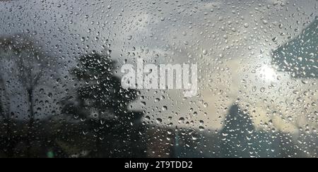 Regentropfen am Fenster Stockfoto