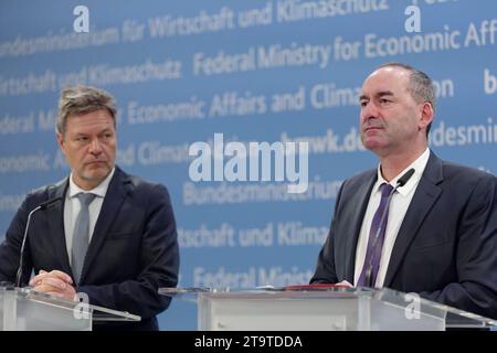 Wirtschafts- und Energieministerrunde der Länder 27. November 2023 - Deutschland, Berlin - Robert Habeck Bündnis 90/die Grünen, Bundesminister für Wirtschaft und Klimaschutz, Hubert Aiwanger Freie Wähler Bayern, Vorsitzender der Wirtschaftsministerkonferenz und Wirtschaftsminister des Freistaates Bayern, und Prof. Dr. Armin Willingmann SPD, Vorsitzender der Energieministerkonferenz und Energieminster im Bundesland Sachsen-Anhalt, während der gemeinsamen Pressekonferenz zum Auftakt des Treffens der Wirtschafts- und Energieministerinnen und -Minister der Länder im Bundeswirtschaftsministerium. *** 2023 Stockfoto