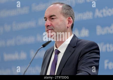 27. November 2023 - Deutschland, Berlin - Hubert Aiwanger Freie Wähler Bayern, Vorsitzender der Wirtschaftsministerkonferenz und Wirtschaftsminister des Freistaats Bayern, während der gemeinsamen Pressekonferenz zum Auftakt des Treffens der Wirtschafts- und Energieministerinnen und -Minister der Länder im Bundeswirtschaftsministerium. *** 2023 11 27 Deutschland, Berlin Hubert Aiwanger Freie Wähler Bayern, Vorsitzender der Wirtschaftsministerkonferenz und Wirtschaftsminister des Freistaats Bayern, während der gemeinsamen Pressekonferenz Stockfoto