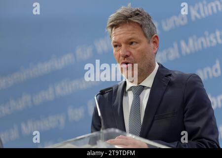 27. November 2023 - Deutschland, Berlin - Robert Habeck Bündnis 90/die Grünen, Bundesminister für Wirtschaft und Klimaschutz, während der Pressekonferenz zum Auftakt des Treffens der Wirtschafts- und Energieministerinnen und -Minister der Länder im Bundeswirtschaftsministerium. *** 2023 11 27 Deutschland, Berlin Robert Habeck Bündnis 90 die Grünen, Bundesminister für Wirtschaft und Klimaschutz, während der Pressekonferenz zu Beginn des Treffens der Wirtschafts- und Energieminister der länder im Bundesministerium für Wirtschaft und Energie Stockfoto