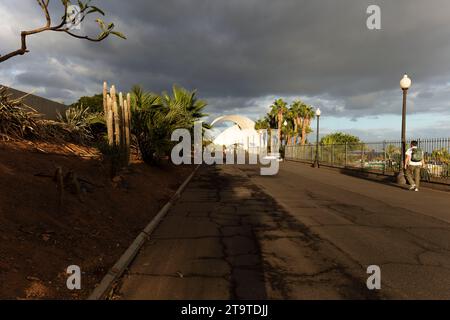 Das architektonisch beeindruckende Auditorio de Teneriffa, Auditorium, Santa Cruz de Teneriffa, Kanarische Inseln, Spanien in seiner weiten Landschaft im guten Licht Stockfoto