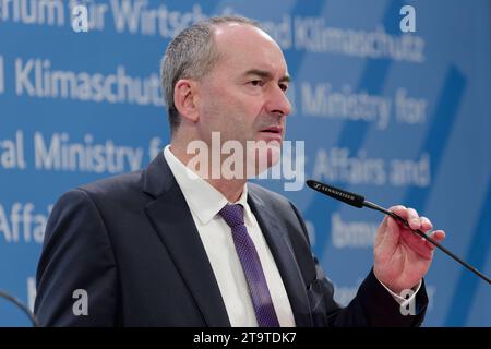 27. November 2023 - Deutschland, Berlin - Hubert Aiwanger Freie Wähler Bayern, Vorsitzender der Wirtschaftsministerkonferenz und Wirtschaftsminister des Freistaats Bayern, während der gemeinsamen Pressekonferenz zum Auftakt des Treffens der Wirtschafts- und Energieministerinnen und -Minister der Länder im Bundeswirtschaftsministerium. *** 2023 11 27 Deutschland, Berlin Hubert Aiwanger Freie Wähler Bayern, Vorsitzender der Wirtschaftsministerkonferenz und Wirtschaftsminister des Freistaats Bayern, während der gemeinsamen Pressekonferenz Stockfoto