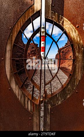 Hochauflösendes, skurriles Reisebild des Leuchtturms Punta de Teno bei gutem Sonnenlicht und negativem Raum, Teneˈɾife; Teneriffa, Kanarische Inseln, Stockfoto