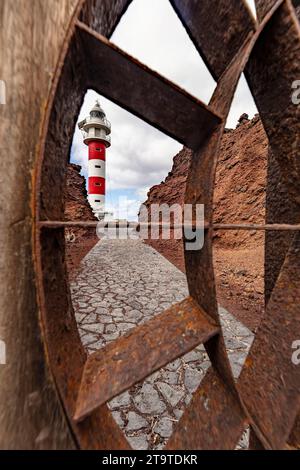 Hochauflösendes, skurriles Reisebild des Leuchtturms Punta de Teno bei gutem Sonnenlicht und negativem Raum, Teneˈɾife; Teneriffa, Kanarische Inseln, Stockfoto