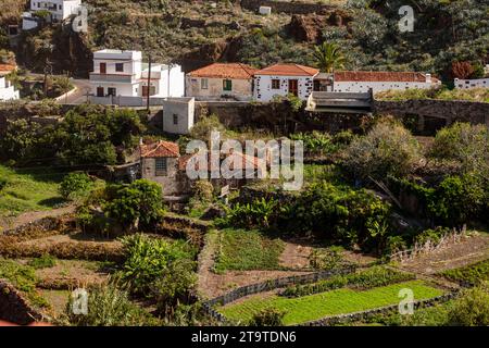 Atemberaubende Aussicht auf die beliebte, aber unberührte Stadt des grünen ländlichen Dorfes Taganana in den Anaga Mountains auf Teneriffa, Kanarischen Inseln. Stockfoto
