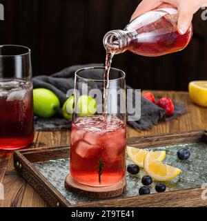 Schöne Bilder von bunten Getränken in Restaurants, schöne Fruchtsaftbilder Stockfoto