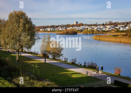 Dortmund, Nordrhein-Westfalen, Deutschland - Phoenix-See. Ein ehemaliges Industriegebiet von 99 Hektar wurde in Wohn-, Arbeits- und Wohngebiete verwandelt Stockfoto