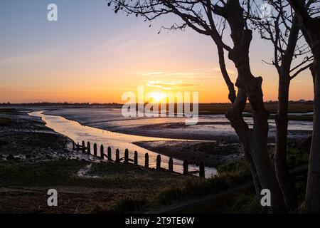 Sonnenuntergang im Naturschutzgebiet Pagham Harbour RSPB bei Ebbe an einem Herbstnachmittag, West Sussex, England Großbritannien Stockfoto